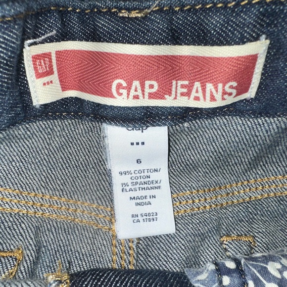 Like New! Gap denim skirt. Size 6 - Picture 3 of 9